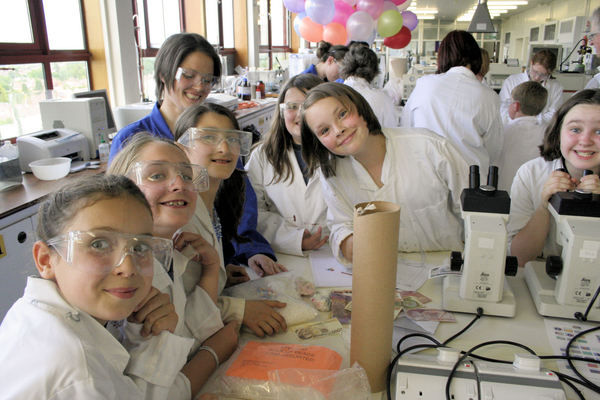Group of Girl Guides learn about photochromic pigments