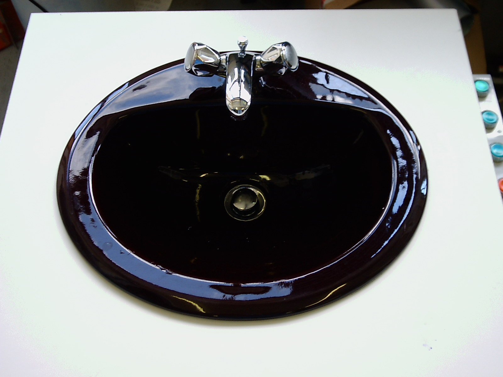 Thermochromic sink before hot water