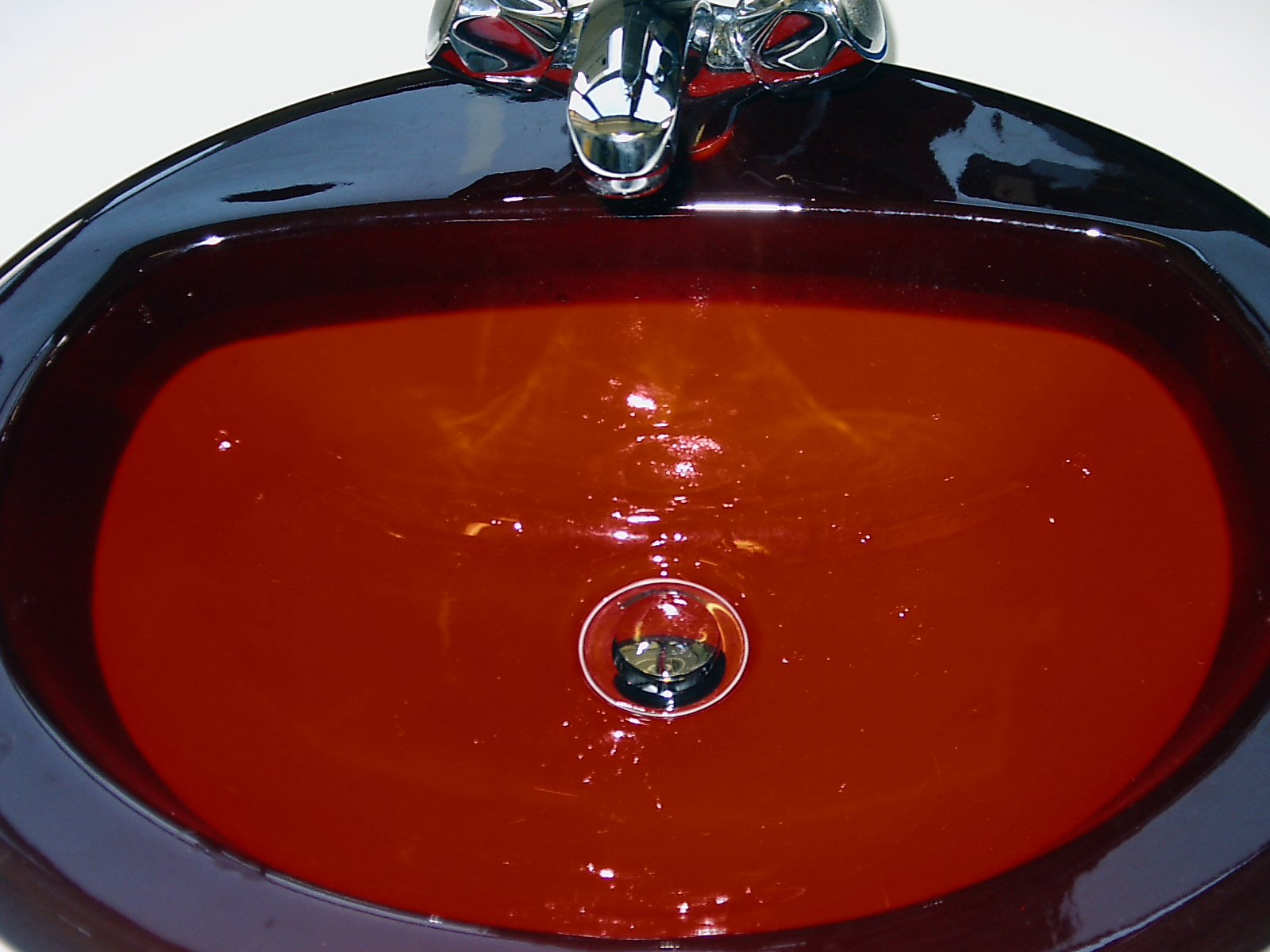 Thermochromic sink filled with hot water