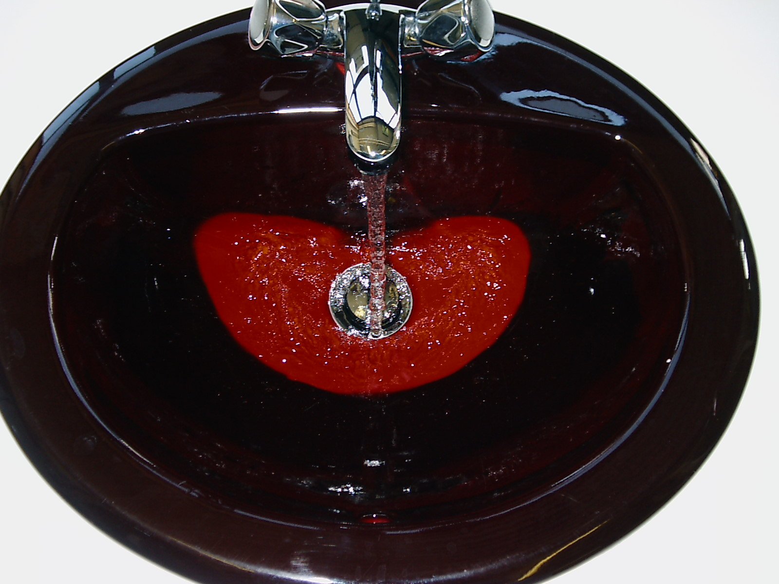 Thermochromic sink with hot water